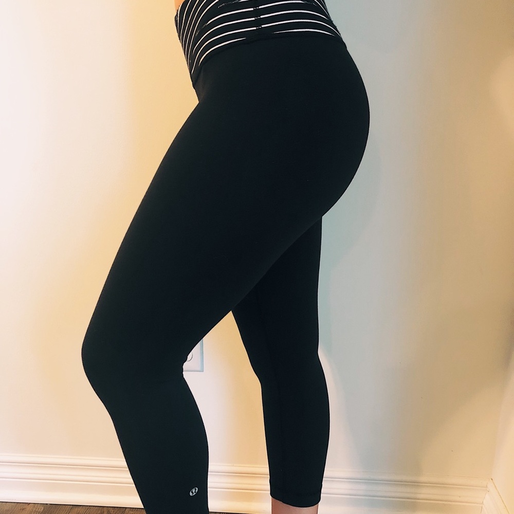 cropped black lululemon leggings! (reversible)